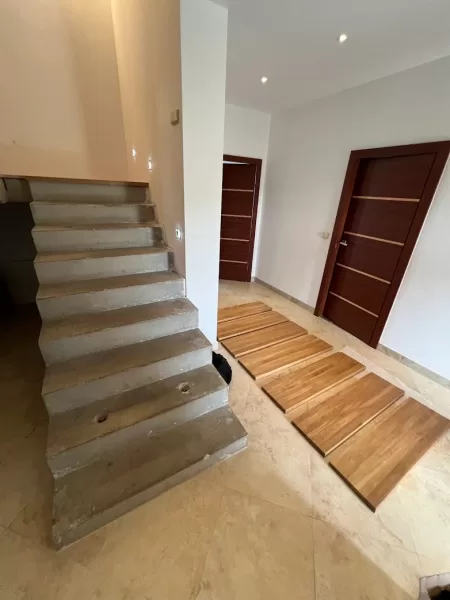 Před obložením schodiště